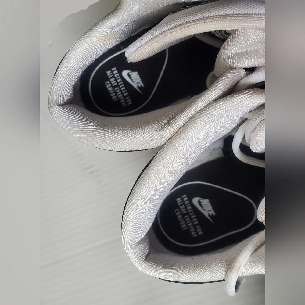 Nike Woman's Black and White Sneakers Sz 10